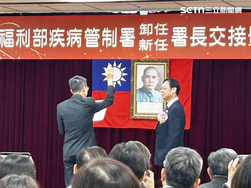 羅一鈞（左）宣示就任疾管署長，衛福部長石崇良（右）親自監交。（圖／記者簡浩正攝影）