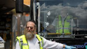 公車上明顯可以看到子彈穿過痕跡。（圖／路透社／達志影像）