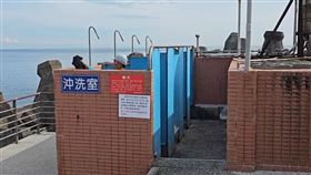外木山海興泳池的「無蓋淋浴間」，有女泳客擔心春光外洩。