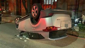 人行道「緣石突出」作用！62歲伯開車自撞翻車　車輛四輪朝天躺路中