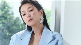 六月被發現走在路上勾著其他男人。（圖／翻攝自六月IG）