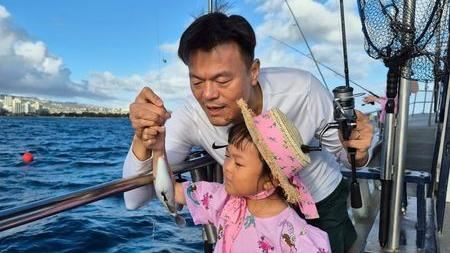 朴軫永分享在夏威夷和女兒海釣的合照。（圖／翻攝自IG @asiansoul_jyp帳號）