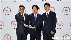 運動部正式揭牌，行政院長卓榮泰、總統賴清德、部長李洋合影。（圖／記者劉彥池攝影）
