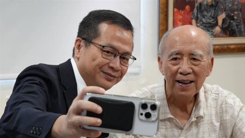 羅智強拜會前國民黨主席吳伯雄。（圖／翻攝自羅智強臉書）