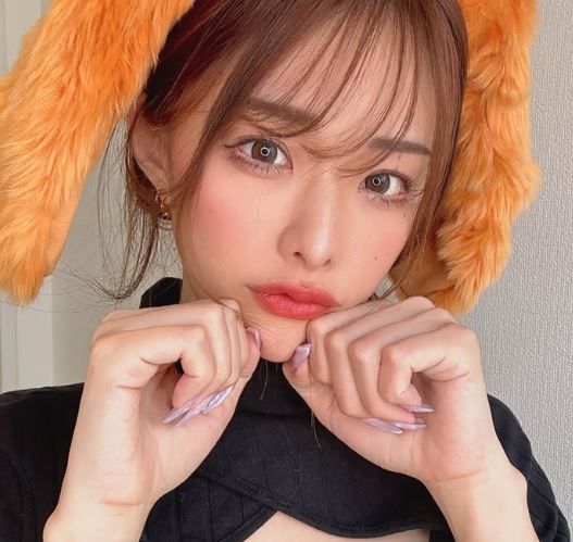 日本AV女優佐野由真公開徵求「軟飯男」，只要符合她開出的條件，就能每月領取30萬日圓。（圖／翻攝自IG@sanoyuma）