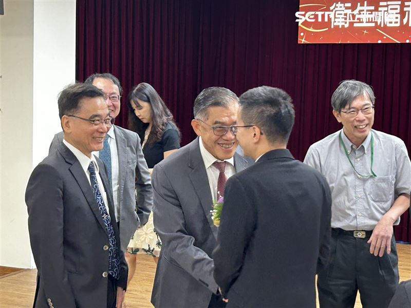 今日與會佳賓眾多，防疫專家們與羅一鈞握手恭喜。（圖／記者簡浩正攝影）