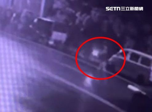 凶嫌菲籍逃逸移工，犯案前身影曝光。（圖／翻攝畫面）