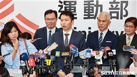 運動部正式揭牌，部長李洋和政務次長鄭世忠、黃啟煌接受媒體聯訪。（圖／記者劉彥池攝影）