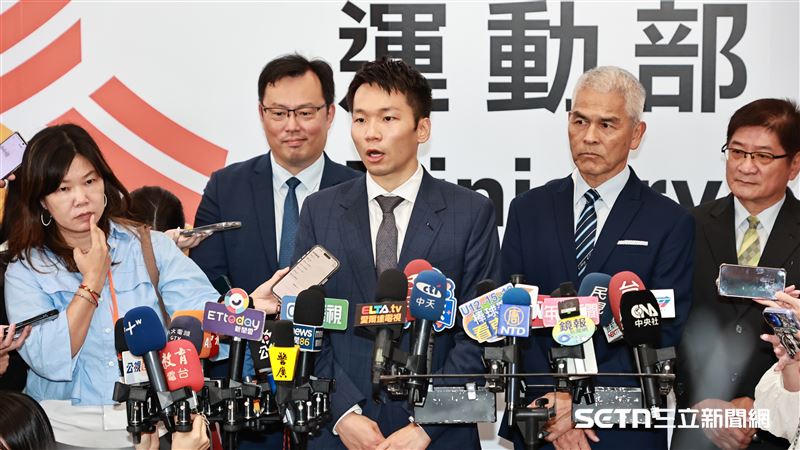 運動部正式揭牌，部長李洋和政務次長鄭世忠、黃啟煌接受媒體聯訪。（圖／記者劉彥池攝影）