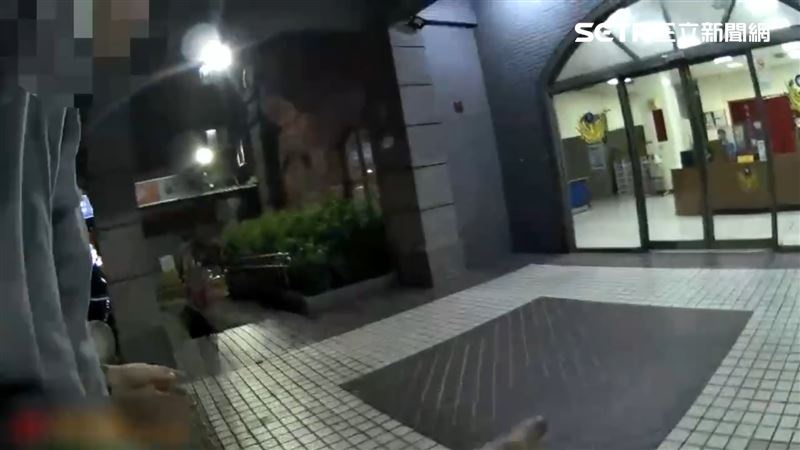 3男日前在某廟前持著球棒叫囂，還拿著搖鈴揮舞。（圖／翻攝畫面）