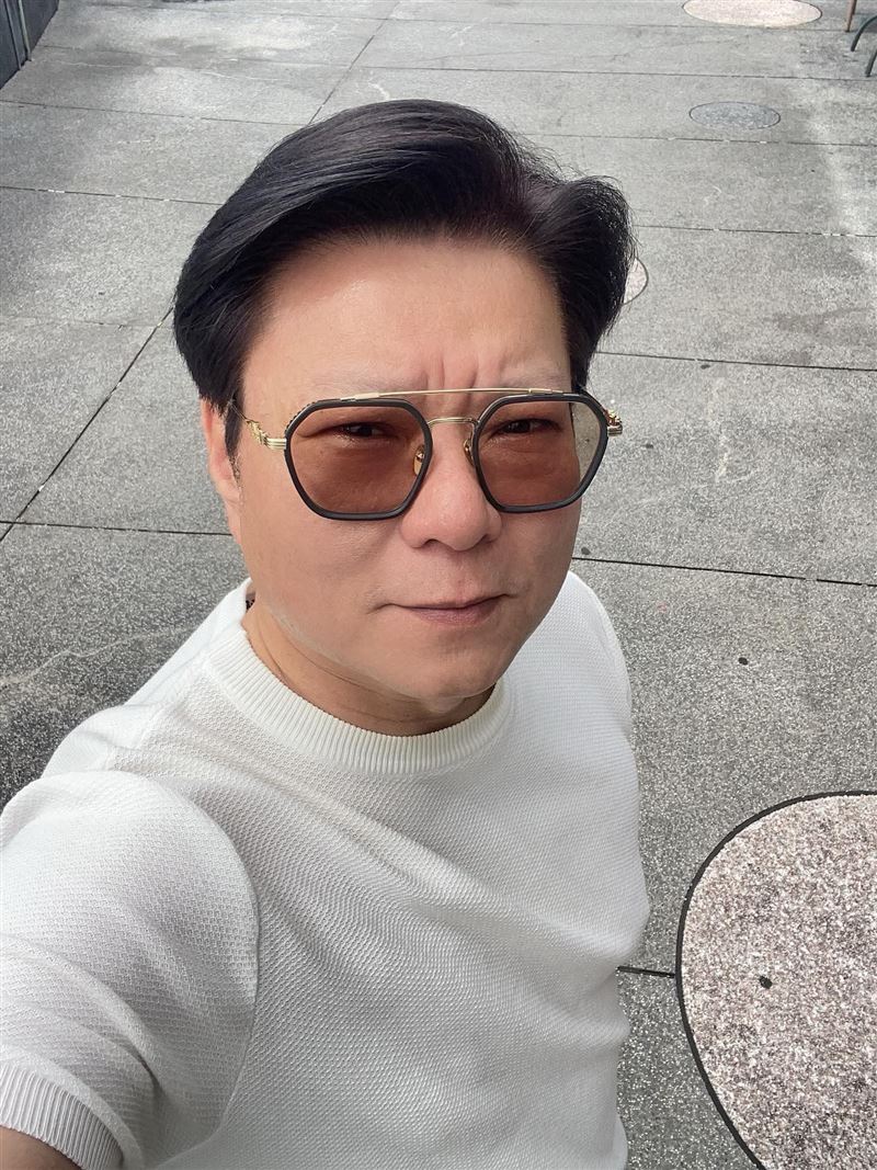 陳文山出道38年，在寶島西米樂中大享齊人之福，戲外卻是黃金單身漢。（圖／翻攝自陳文山臉書）