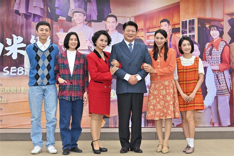 陳文山（中）飾演銀樓老闆，劇中擁有大小老婆，左大老婆（黃婕菲 飾演）右小老婆（蔡宜君 飾演）。（圖／翻攝自陳文山臉書）