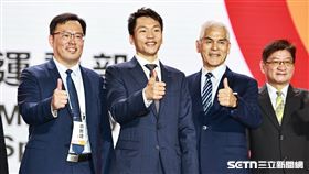 運動部正式揭牌，部長李洋和政務次長鄭世忠（左1）、黃啟煌（右2）合影。（圖／記者劉彥池攝影）