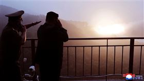 金正恩視察固體燃料火箭引擎的最終地面測試。（圖／路透社／達志影像）