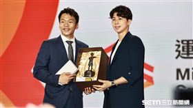 運動部正式揭牌，部長李洋和好友林郁婷合影。（圖／記者劉彥池攝影）