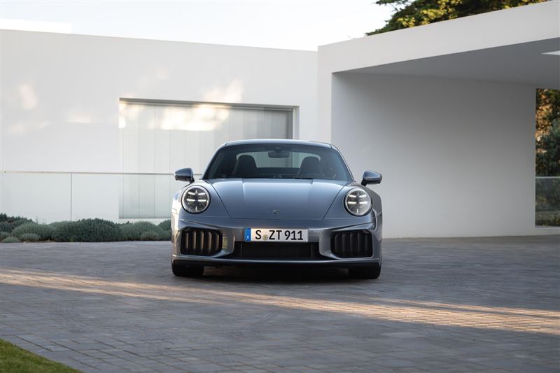 標配PCCB陶瓷煞車系統、PDCC電子液壓側傾抑制與PASM主動懸吊。（PORSCHE提供）