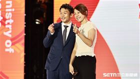 運動部正式揭牌，部長李洋和經紀人吳宜倫合影。（圖／記者劉彥池攝影）