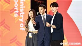 運動部正式揭牌，部長李洋和文姿云、林郁婷合影。（圖／記者劉彥池攝影）