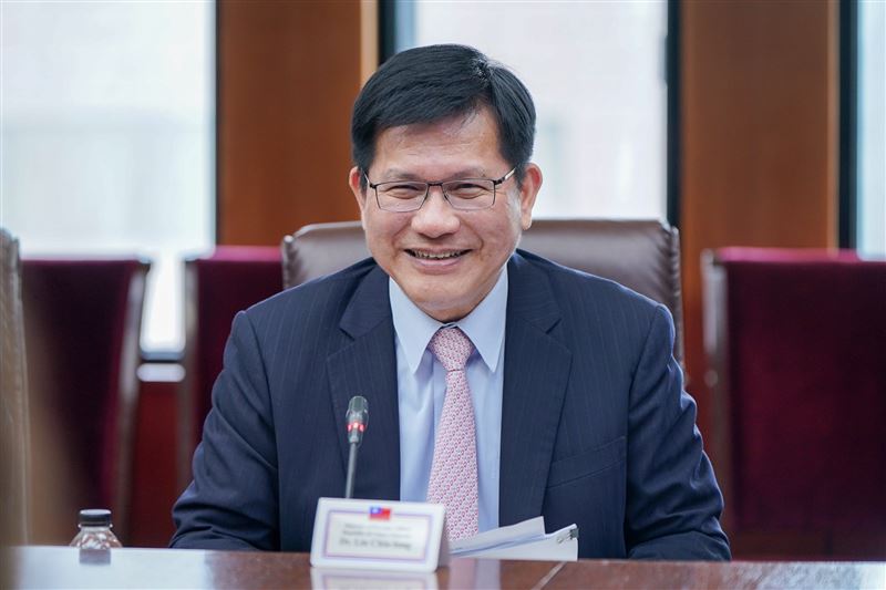 外交部長林佳龍表示，外交部推動「總合外交」並透過「榮邦計畫」八大旗艦項目，全面深化與友邦及理念相近國家在人才、科技及產業等領域的合作，攜手打造互利共榮的未來。（外交部提供）