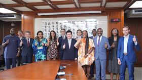 外交部長林佳龍接見「法國—非洲基金會」青年領袖代表團。（外交部提供）