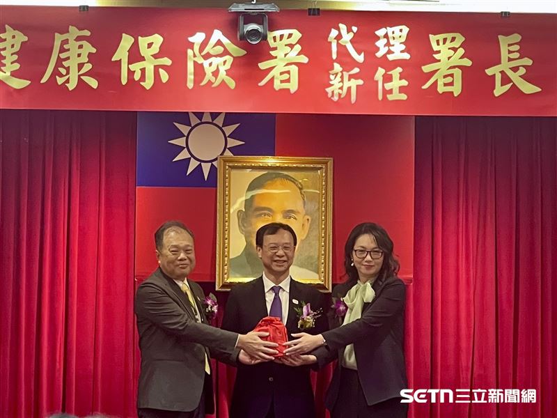 健保署長陳亮妤（右一）今日正式上任。（圖／記者蔣季容攝影）