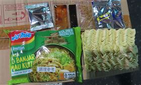 衛福部食藥署今公布邊境查驗不合格品項，一批營多麵檢出調味料中農藥含量超標，被要求退運或銷毀。（圖／翻攝自食藥署官網）