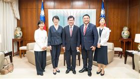 日眾議員太榮志挺台加入CPTPP，我外交部長林佳龍表示，盼兩國組「聯合艦隊」拓展第三國投資！圖左起依序為日本眾議員大築紅葉、吉田晴美，我外交部長林佳龍、太榮志、酒井菜摘。（圖／外交部提供）