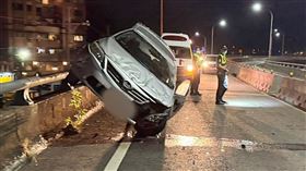 汽車自撞事故發生後駕駛不知所蹤。（圖／翻攝畫面）