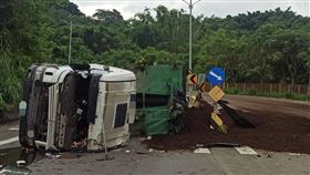 出事了！台中大貨車「下坡失速翻覆」培養土佈滿路面　1關鍵遭罰3.6萬