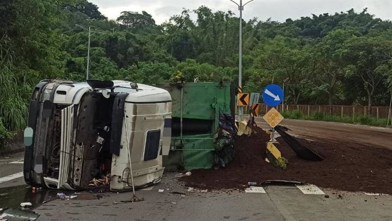 台中大貨車翻覆培養土全倒 1關鍵罰3.6萬