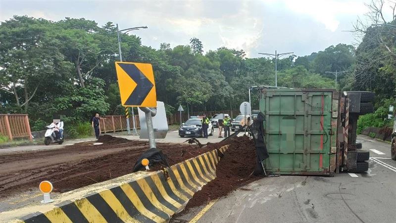 台中大貨車下坡失速翻覆，車斗上的培養土全撒落。（圖／翻攝畫面）