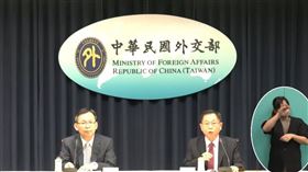 交通部常務次長林國顯（左）、外交部常務次長葛葆萱（右）出席聯合國暨國際民航組織推案記者會。（圖／翻攝自外交部YT）