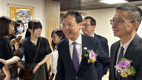 支持推廣無糖手搖飲，石崇良（中）表示，會請國健署去研究怎樣去訂出這個少糖、少鹽標準。（圖／記者簡浩正攝影）