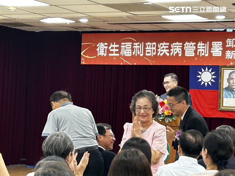 羅一鈞的爸爸媽媽也從東部花蓮專程上來觀禮，並向在場與會佳賓揮手致意。（圖／記者簡浩正攝影）