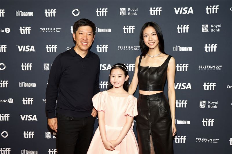 《左撇子女孩》在多倫多影展首映後主演馬士媛（右起）與葉子綺、台裔製片人Dan Lin合影 。（圖／NETFLIX提供）