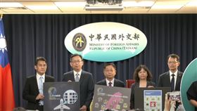 交通部常務次長林國顯（左2）、外交部常務次長葛葆萱（中）出席聯合國暨國際民航組織推案記者會。（圖／翻攝自外交部YT）