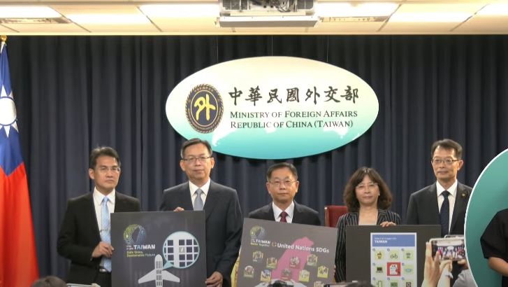 交通部常務次長林國顯（左2）、外交部常務次長葛葆萱（中）出席聯合國暨國際民航組織推案記者會。（圖／翻攝自外交部YT）
