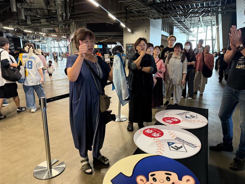 乖乖宣傳展攤活潑吸睛，球迷一同體驗「台灣味 &times; 棒球」的獨特氛圍。（圖／乖乖提供）