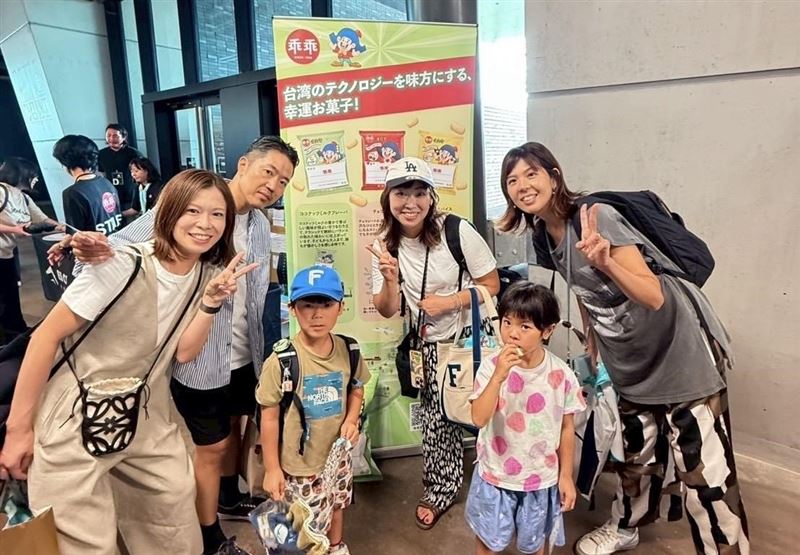 乖乖魅力放送至國際，吸引北海道日本火腿鬥士隊球迷現場一起同樂。（圖／乖乖提供）