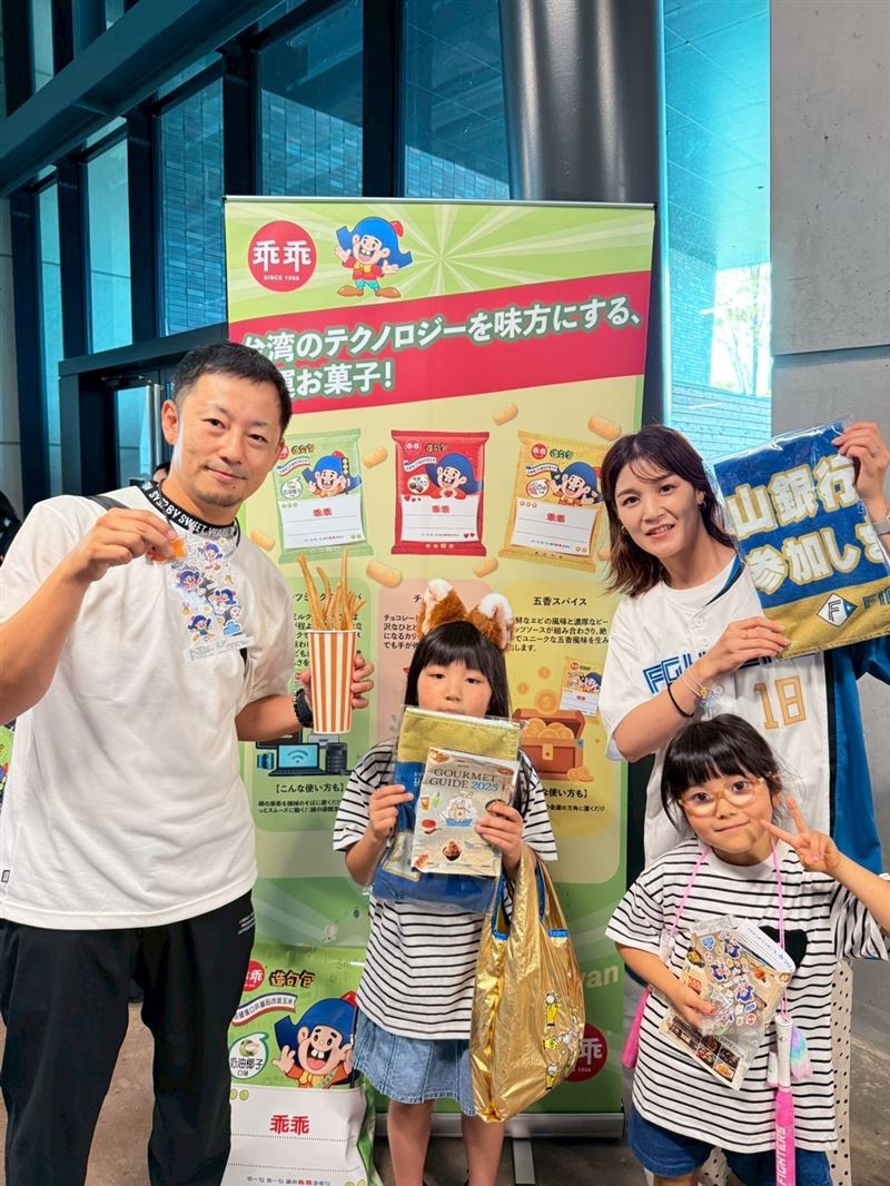 一家大小開心參加活動，在乖乖攤位合影留念，感受台灣零食與棒球熱情結合的魅力。（圖／乖乖提供）
