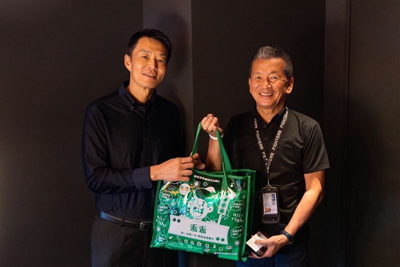 乖乖總經理簡嘉鋒（左）贈北海道日本火腿鬥士隊社長小村勝乖乖禮包，象徵台灣味與台日球迷同在。（圖／乖乖提供）
