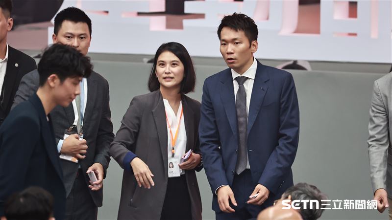 運動部正式揭牌，前體育主播卓君澤（左1）擔任部長李洋機要秘書。（圖／記者劉彥池攝影）