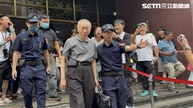 ▲柯文哲交保後首次出庭，心情看來不錯，離開時還和聲援的小草擊掌。（圖／記者楊佩琪攝）