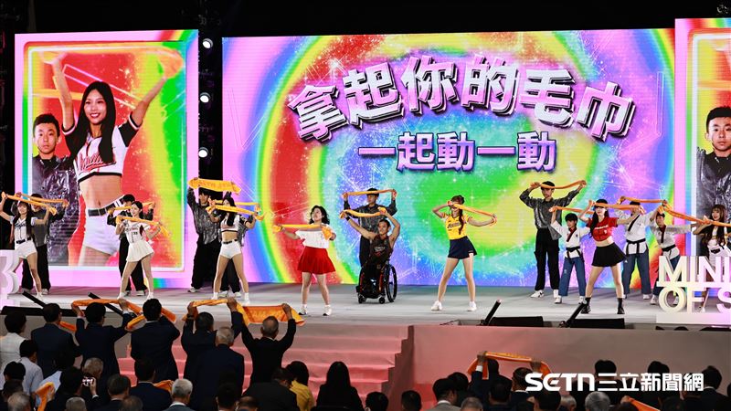 運動部正式揭牌，中職6隊啦啦隊員擔任表演嘉賓。（圖／記者劉彥池攝影）
