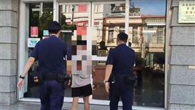 屏東,屏東縣,東港鎮,沙發,手機,店員,店家,下體,監視器,猥褻圖片描述。（圖／翻攝畫面）