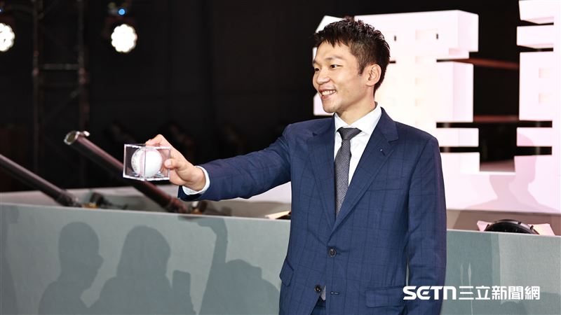 運動部正式揭牌，味全龍副領隊莊璦菁致贈李洋「林智勝引退簽名球」。（圖／記者劉彥池攝影）