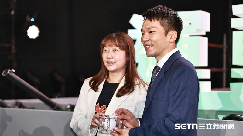 運動部正式揭牌，味全龍副領隊莊璦菁致贈李洋「林智勝引退簽名球」。（圖／記者劉彥池攝影）