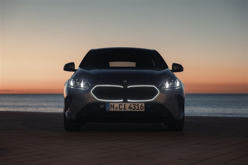 全新世代BMW 1系列採用如同Neue Klasse格柵設計的雙腎型水箱護罩造型與天使四眼造型頭燈。(BMW提供)