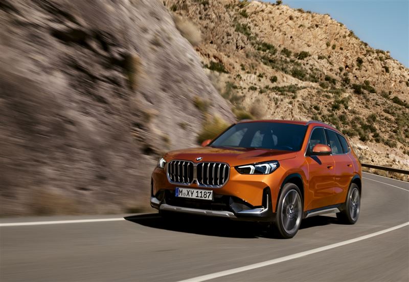 BMW X1以俐落運動化輪廓與大膽一體式雙腎型水箱護罩,結合寬敞車身比例與現代感十足的車頭造型,打造率性的運動風格。(BMW提供)
