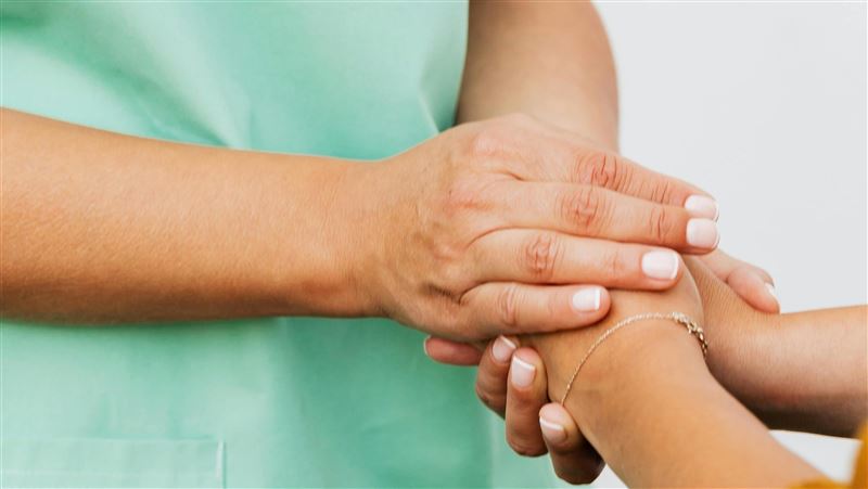 一名十幾歲的男童因右手食指壞死急需截肢，卻連基本檢查費都籌不出來。夜班醫生見狀，決定打破規則，親自為孩子施行手術。（示意圖／PIXABAY）